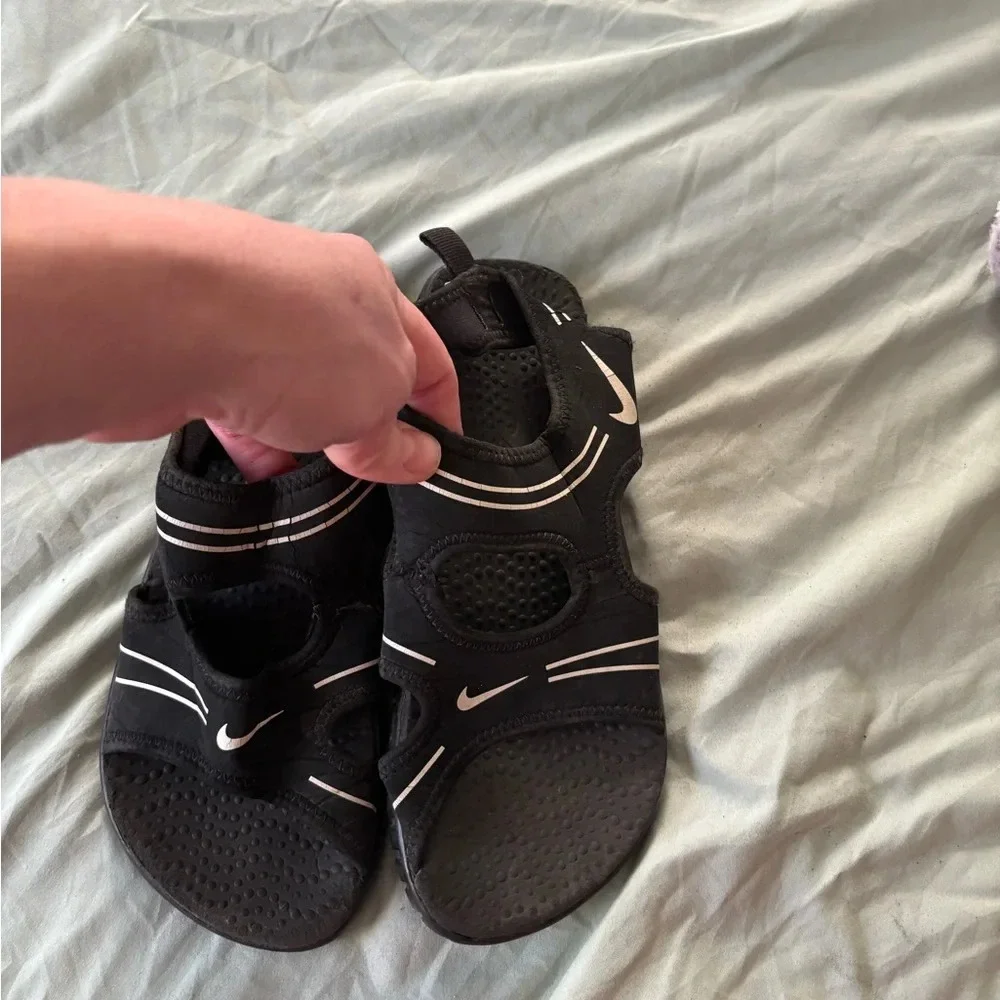 Nike water shoes play size 5